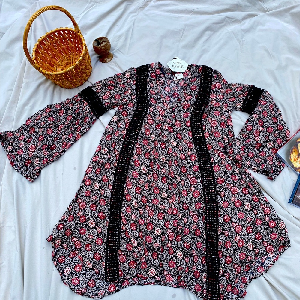 Fun flowing floral print dress.